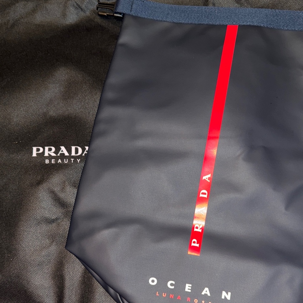 🆕Prada Navy and Red Ocean Bag🆕